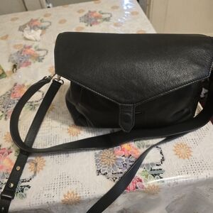 Everyday Black Leather Shoulder Bag - Sleek Crossbody Carry